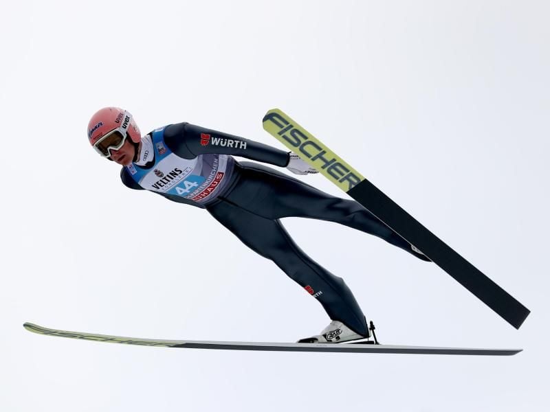 Severin Freund segelt wieder durch die Lüfte. Foto: Daniel Karmann/dpa