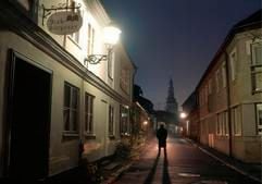Eine Fotoillustration zeigt einen Mann, der in einer dunklen Gasse der südschwedischen Stadt Ystad steht. Es kommt nur selten vor, dass einen ein Buch so packt, dass man es in einer Nacht durchliest. Millionen Krimifans ist es so gegangen mit den Büchern von Henning Mankell. Die Fälle des schwedischen Kommissars Kurt Wallander begeisterten Leser rund um die Welt. Grund genug, um einmal in der Heimat des Kommissars auf Spurensuche zu gehen. (Foto: ddp)