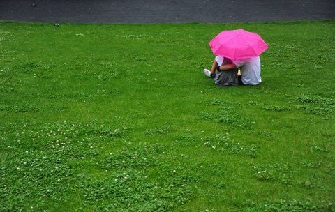 Im verregneten Sommer 2011 wird ein Schirm häufig gebraucht. (FOTO: DPA)