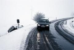 Vermeidbarer Ausrutscher: Weil Sommerreifen im Winter schlechtere Hafteigenschaften besitzen, landen Winterreifen-Muffel bei glatten Straßen eher im Graben. (Foto: dpa)