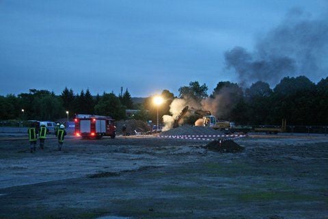 Rettungskräfte eilen auf dem Schützenplatz in Göttingen auf eine markierte Stelle, an der zuvor während einer Bombenentschärfung der Sprengsatz explodierte. (FOTO: DPA)