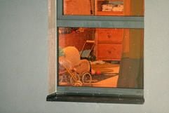 Blick durch ein Fenster auf Spielzeug und einen Puppenwagen in einer Wohnung in Ludwigsfelde (Brandenburg), in der sich das Blutbad ereignete. (Foto: dpa)