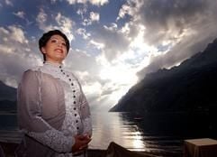 Sue Mathys in der Rolle der Autorin Johanna Spyri. Unter dem begeisterten Applaus von rund 2000 Zuschauern ist am Samstagabend (23.07.2005) auf der Seebühne im schweizerischen Walenstadt (Kanton St. Gallen) das Musical «Heidi» uraufgeführt worden. (Foto: dpa)