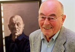 Der vor drei Jahren verstorbene Maler Wolfgang Mattheuer steht im Museum der bildenden Künste Leipzig neben einem Selbstbildnis von 1996. (Archivfoto: dpa)