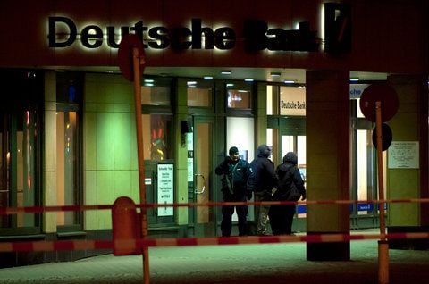 Polizeibeamte stehen am Freitag in Berlin vor einer Bank. (FOTO: DPA)