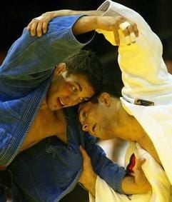 Raphael Boezio (r) aus Deutschland kämpft in der Vorrunde der Judo-EM 2003 gegen den Österreicher Andreas Mitterfellner. Bei der WM in Japan sind die deutschen Männer eher die Außenseiter. (Foto: dpa/Archiv) (Foto: dpa)
