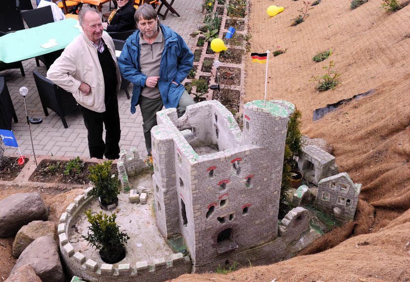 Burgenbauer Günther Beinert hat mit Helfer Karl Kesselring unter anderem die Burg Arnstein im Miniformat nachgebaut. Nun gibt es einen Burgenwanderweg in Gerbstedt, der alle Miniaturbauten verbindet.