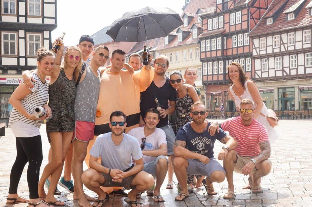Tino Bachmann (m.) feierte seinen 30. Geburtstag trotz Hagel und Regen mit seinen Teamkameraden und Freunden auf dem Quedlinburger Markt. Auch Tobias Rey, links unten hockend, war ein Geburstagskind.