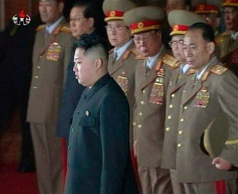 Kim Jong Un trauert auf einem Bild des nordkoreanischen Fernsehens KTR am Dienstag. Nordkoreas Militär hat sich hinter Kim Jong Un gestellt. Ein Putsch sei damit unwahrscheinlich. (FOTO: RTR)