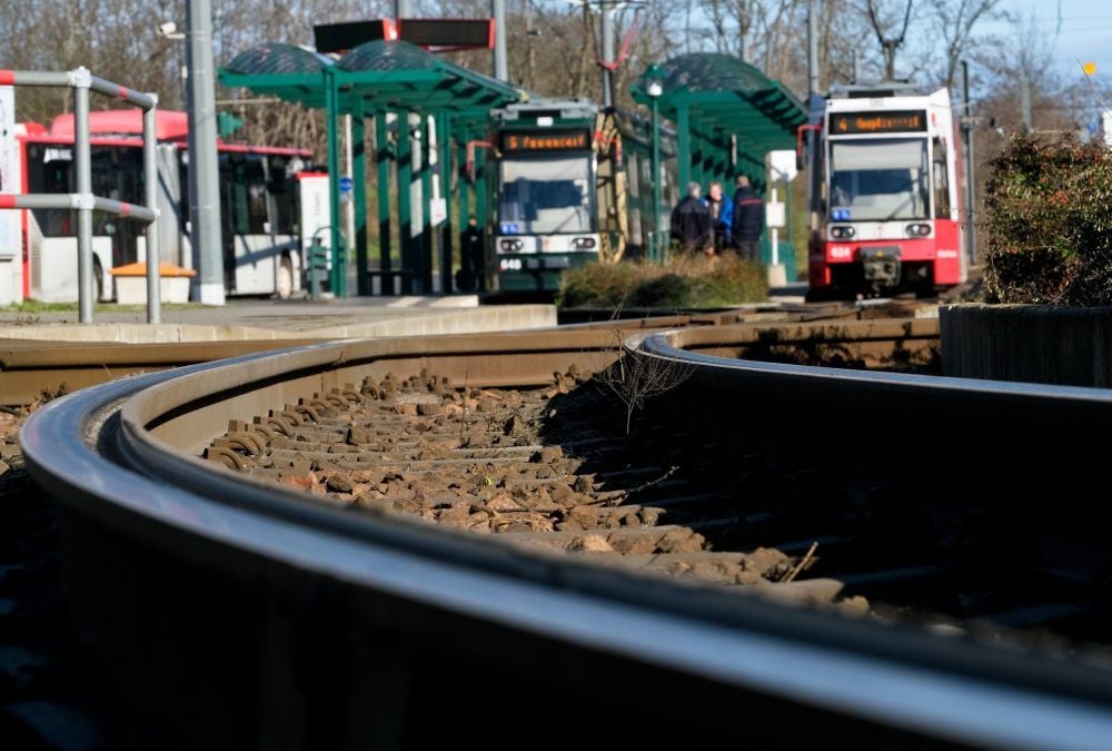 Blick auf die derzeitige Endhaltestelle der Straßenbahn in Kröllwitz: In ein paar Jahren soll sie bis nach Heide-Nord fahren.
