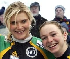 Die neuen Weltmeisterinnen im Zweierbob, Pilotin Susi Erdmann (l) und ihre Bremserin Annegret Dietrich, freuen sich am Sonntag (02.02.2003) in Winterberg nach dem entscheidendem vierten Lauf über den Gewinn der Weltmeisterschaft. Den zweiten und den dritten Platz gewannen ebenfalls deutsche Bobs. (Foto: dpa)