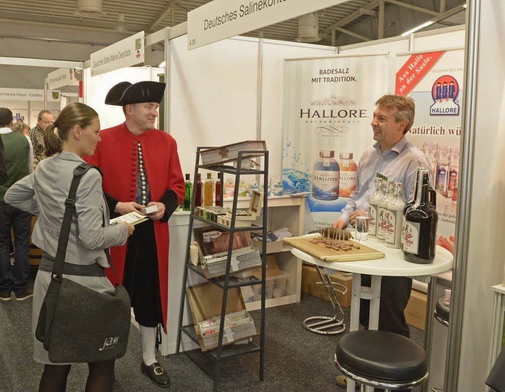 Auch die Salzwirker-Bruderschaft der Halloren warb auf der Messe um Kunden.
