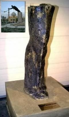 Das linke Bein einer Saddam-Statue ist im Internet versteigert worden. (Bild: dpa/azubo.de.) (Foto: dpa)