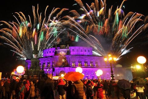 Schaulustige verfolgen auf dem Theaterplatz vor der Semperoper in Dresden die Eröffnung des 8. Semperopernballs mit einem Feuerwerk. (FOTO: DPA)