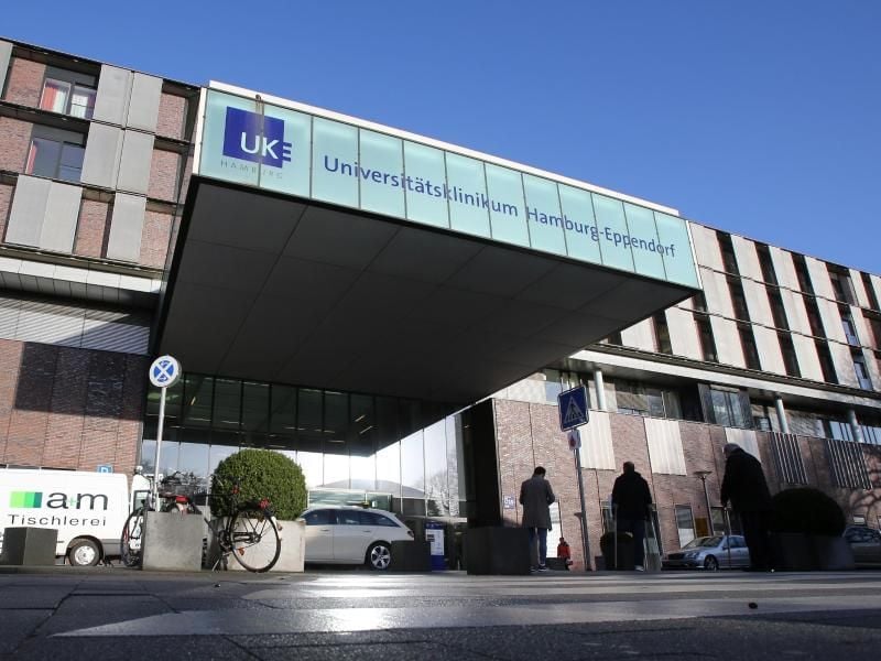 Blick auf den Eingangsbereich des Universitätsklinikums Hamburg-Eppendorf. Foto: Bodo Marks/dpa