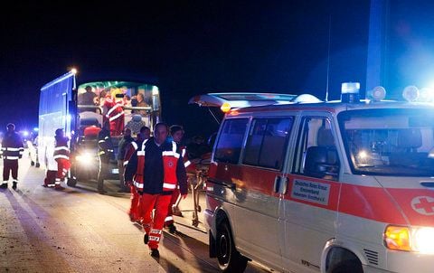 Rettungskräfte versorgen Verletzte auf der Autobahn 4, wo in der Nähe von Chemnitz ein polnischer Reisebus verunglückt ist. (FOTO: DPA)