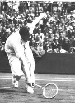Gottfried von Cramm 1951 auf dem Center Court am Rothenbaum in Hamburg. (Foto: dpa)