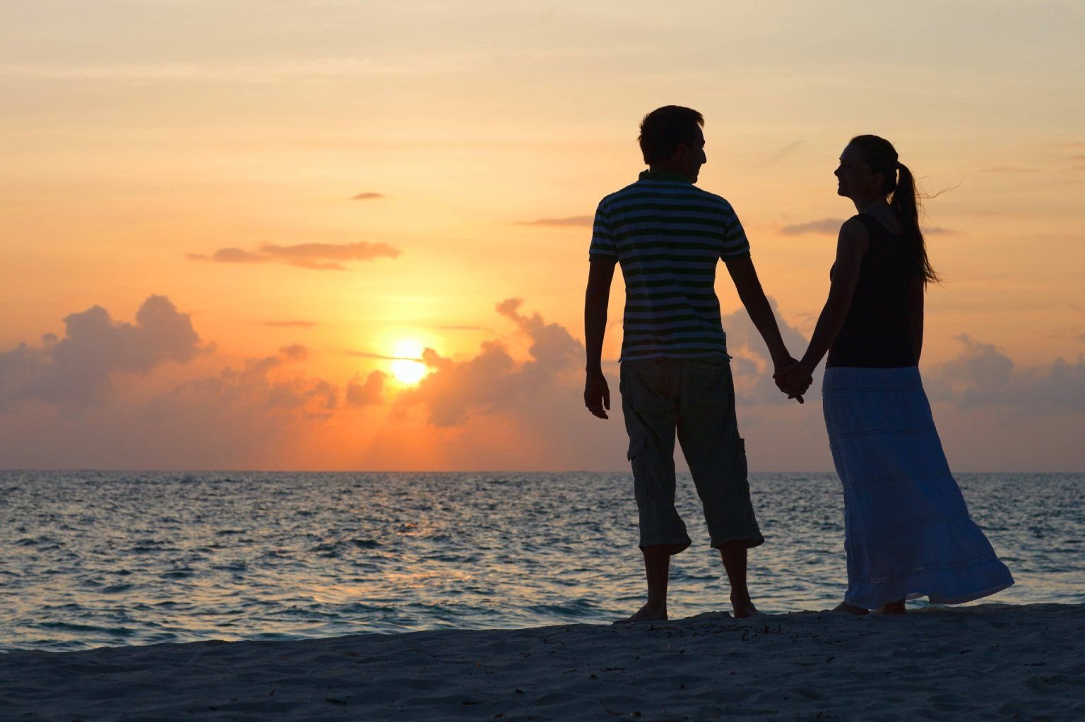 Gemeinsam den Sonnenuntergang beobachten: Für viele Paare ein besonders unvergesslicher Urlaubsmoment.