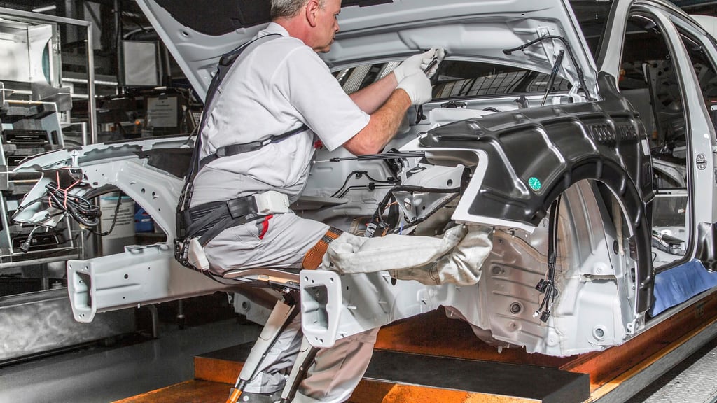 Ein Exoskelett aus Augsburg soll die Arbeit am Montageband verändern, Auto  und Technik