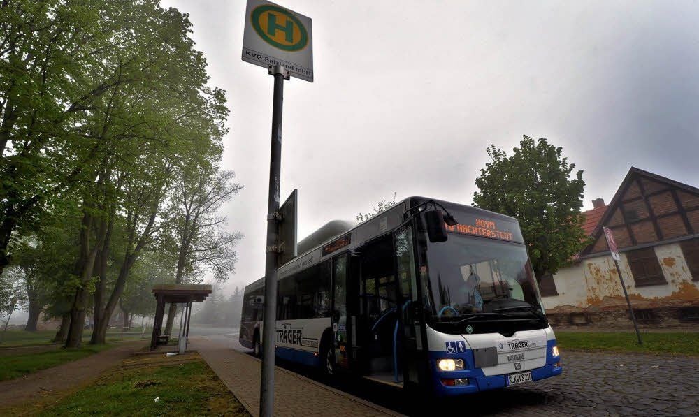 Die Bushaltestelle Frose befindet sich etwa 300 Meter von der Grundschule entfernt. Räte und Eltern möchten, dass der Bus vor der Schule hält.