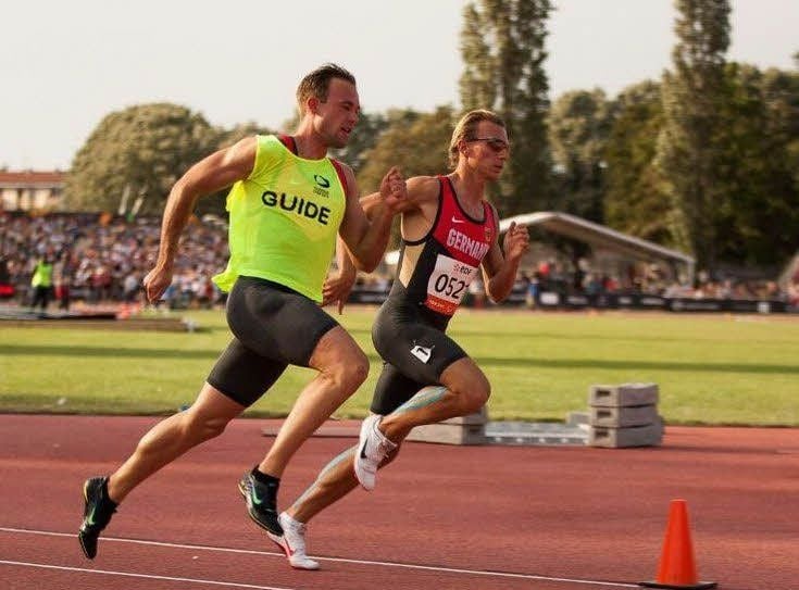 Der Dessauer Tobias Schneider (links) als Guide an der Seite von Thomas Ulbricht beim Silberlauf über 400 Meter während der Behinderten-Weltmeisterschaften am Sonnabend in Lyon.