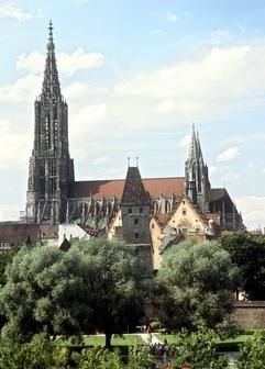 Blick auf die baden-württembergische Stadt Ulm mit dem Münster. Vom 16. bis 20. Juni findet in Ulm der 95. Deutsche Katholikentag statt. (Foto: dpa)
