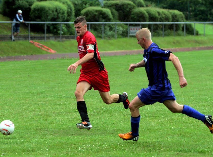 Steffen Müller (rot) und der SV Kelbra wollen am Sonntag mit einem Sieg beim Ortsnachbarn VfR Roßla in die 2. Runde des Kreispokals Mansfeld-Südharz einziehen.