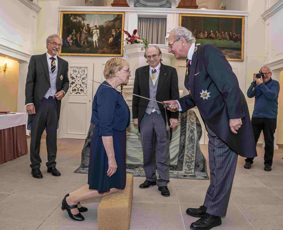 Eduard Prinz von Anhalt verleiht Christiane Pels den Rang „Dame“.