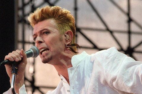 David Bowie tritt beim Festival «Go Bang» auf dem Lübecker Flughafen Blankensee im Jahr 1997 auf. Nach jahrelanger musikalischer Pause hat der britische Musik-Veteran eine neue Single herausgebracht. (FOTO: DPA)