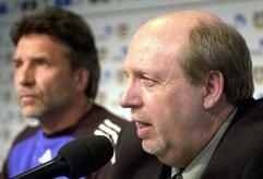 Thomas Hörster und Manager Reiner Calmund (r) sitzen bei einer Pressekonferenz in der BayArena. (dpa)