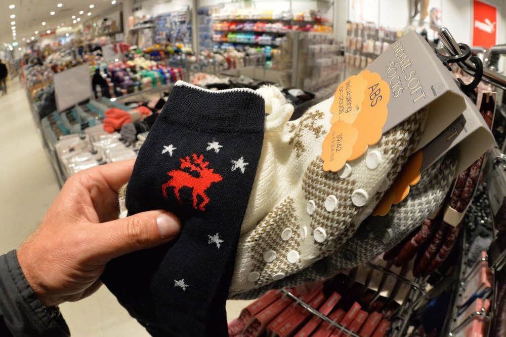 Socken mit weihnachtlichen Motiven sind auch im Raum Aschersleben wieder in, auch als Geschenk.