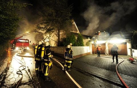 Feuerwehrleute löschen in Grünwald bei München das brennenden Haus des Fußballspielers Breno. (FOTO: DPA)