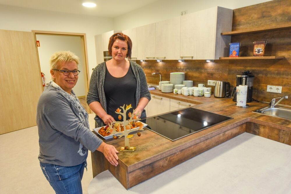 In der Küche der Tagespflege sind Chefin Iraides Holzmann (l.) und Mitarbeiterin Anja Hünecke bei den letzten Vorbereitungen vor der Eröffnung.