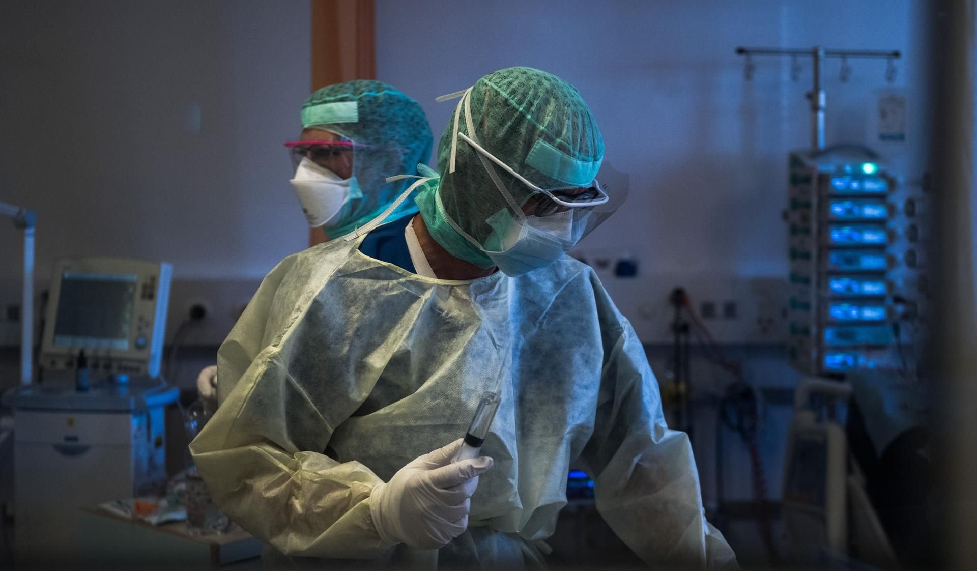 Ärzte behandeln einen Coronavirus-Patienten