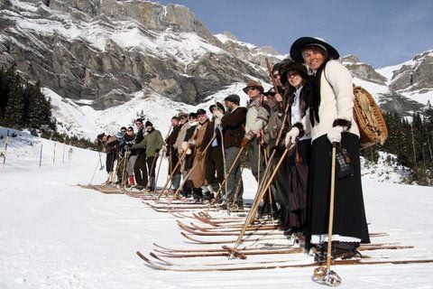 In der Nostalgiewoche schnallen sich auch Urlauber alte Holzbretter mit Zugbindung unter die Füße. Bremsen ist mit ihnen schwer: Sie haben keine Stahlkanten. Gebremst wird stattdessen mit dem Hinterteil. (FOTO: DPA)