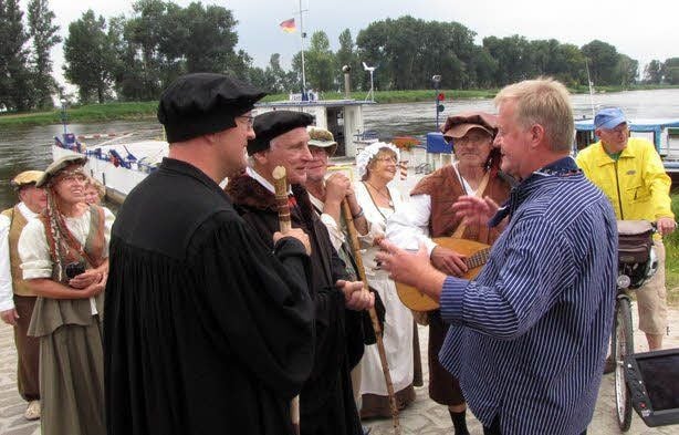 In Elster an der Fähre begrüßt Ortsbürgermeister Wolfgang Fröbe im Schifferhemd die Wanderer.