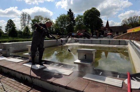 Letzte Vorbereitungen im Eisleber Freibad an der Landwehr. (FOTO: ARCHIV)