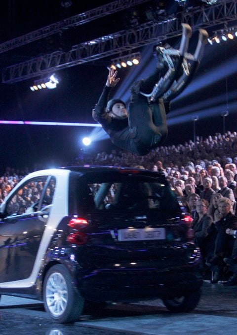 Wettkandidat Samuel Koch überspringt in der ZDF-Sendung "Wetten, dass...?" mit Springschuhen ein Auto. (FOTO: DPA)