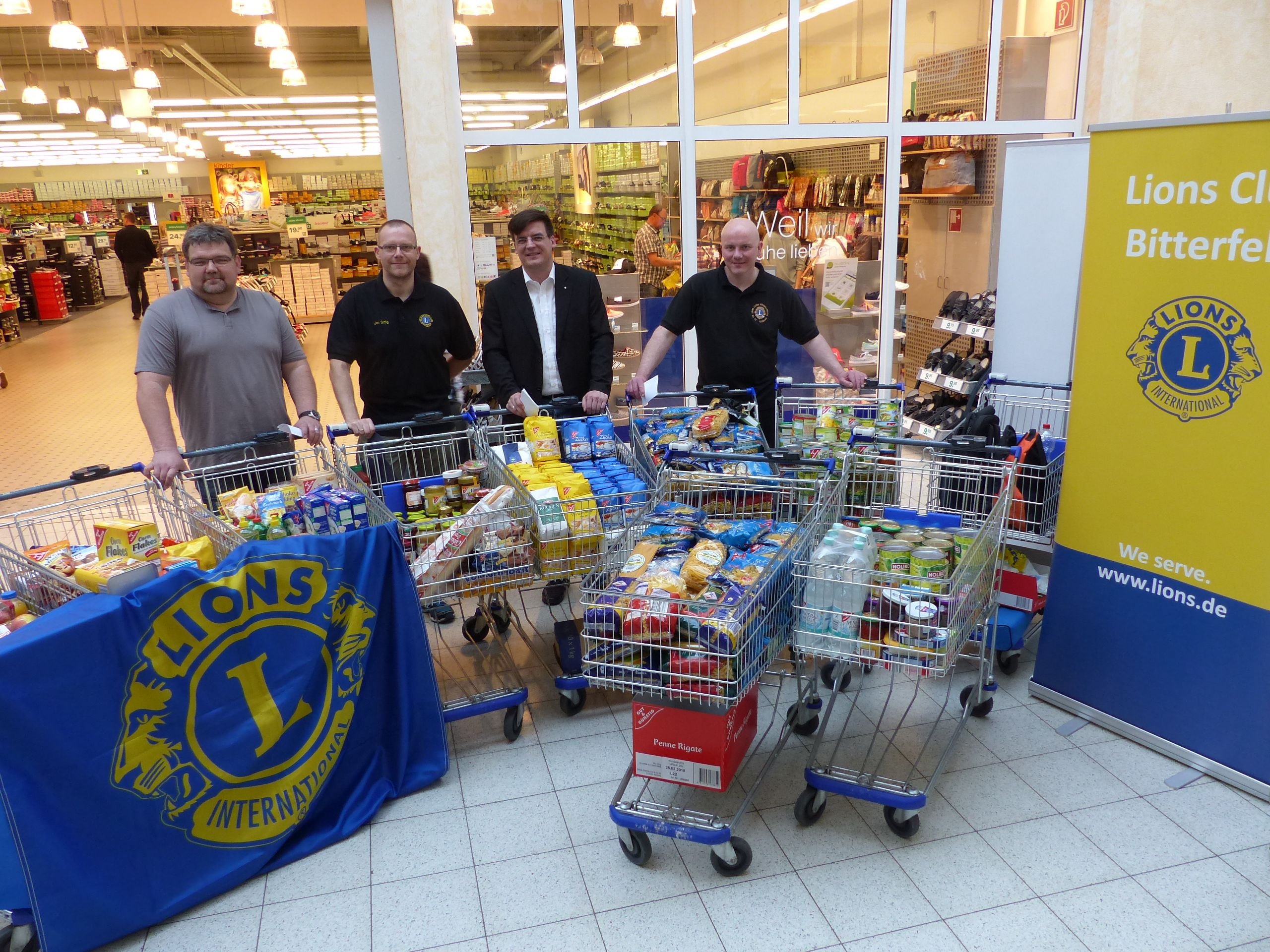 Die Mitglieder des Lions Clubs sind mit der Sammelaktion zufrieden.