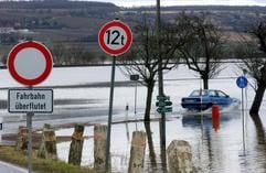 Wegen Überflutung gesperrte Verbindungsstraße zwischen Kleinjena und Großjena. (Foto: dpa)