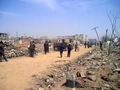 Ausländische Helfer inspizieren zwei Tage nach der Katastrophe im nordkoreanischen Ryongchon die zu großen Teilen zerstörte Stadt. Ganze Straßenzüge wurden durch die Wucht der Detonation in Trümmer gelegt. (Foto: dpa)