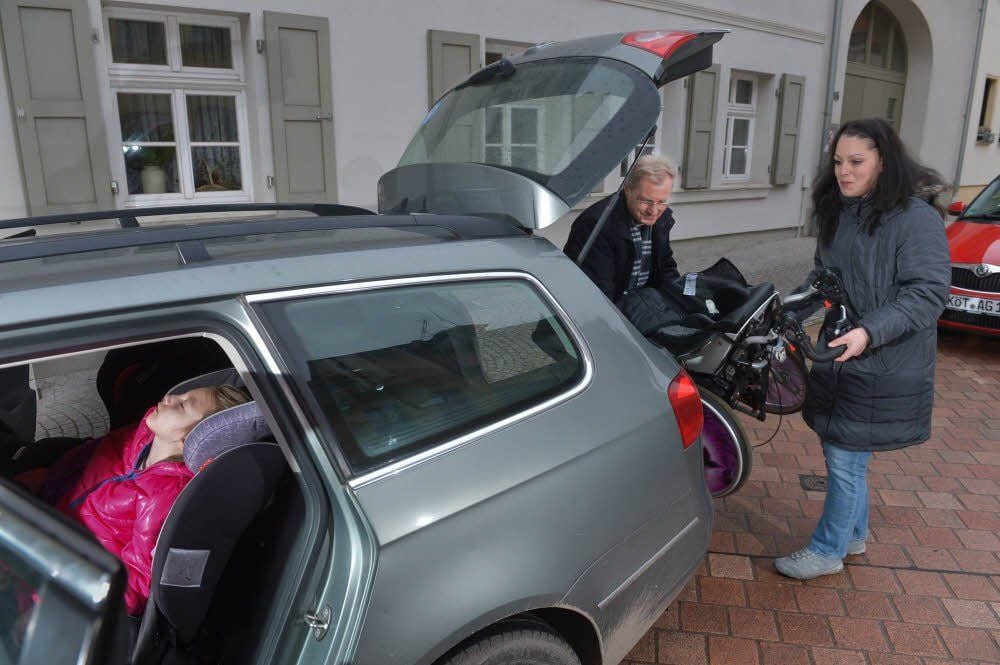 Leonie Lenk sitzt in einem speziellen Sitz. Der sorgt dafür, dass das Mädchen nicht nach vorn kippt. Mandy Lenk hat Schwierigkeiten, den Rollstuhl ihrer Tochter im Kofferraum zu verstauen.
