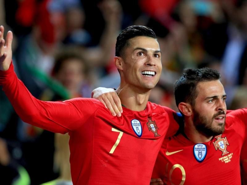 Cristiano Ronaldo (l) jubelt mit seinem Teamkollegen Bernardo Silva im Spiel gegen die Schweiz. Foto: Mike Egerton/PA Wire