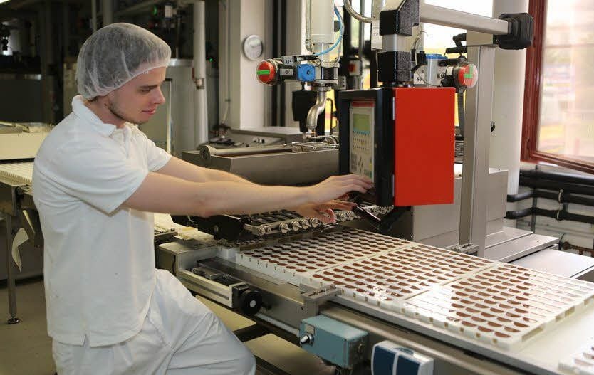 Lebensmitteltechniker Clemens Teschinsky in der Fabrik