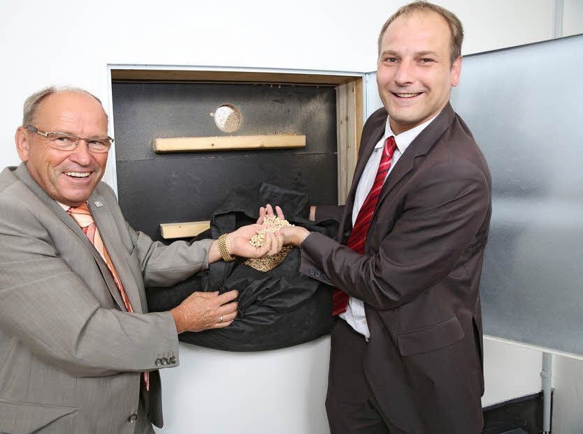 Die Vorstände Gerd Werner (l.) und Daniel Göhring an der neuen Heizungsanlage
