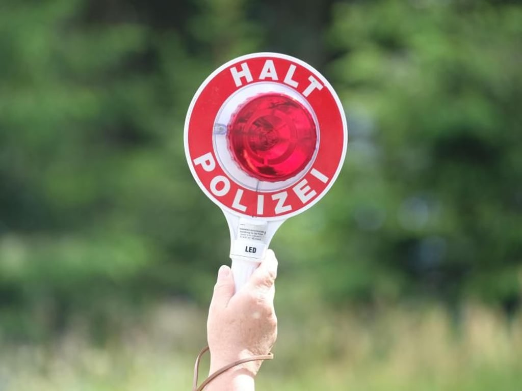 Ein 35-Jähriger ist heute in Wernigerode im Dornbergswegs angehalten worden. Er hatte Drogen genommen und fuhr ohne gültigen Führerschein.