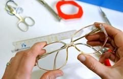 Eine Augenoptikerin arbeitet in einem Optikerfachgeschäft an einer Brille (Archivfoto vom 13.12.2003). Optiker in Niedersachsen und Sachsen-Anhalt haben Krankenkassen nach Überprüfungen der AOK mit falschen Abrechnungen um mehrere Millionen Euro betrogen. (Foto: dpa)
