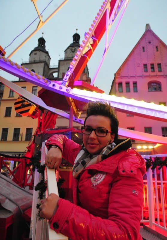 Shirley Sperlich öffnet die Gondeln des Riesenrades.