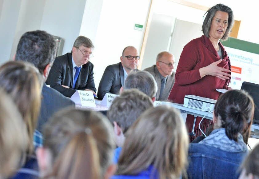 Wirtschaftsstaatssekretärin Tamara Zieschang hält zur Vorbereitung der Bildungsmesse im Heinrich-Heine-Gymnasium Wolfen einen Vortrag.