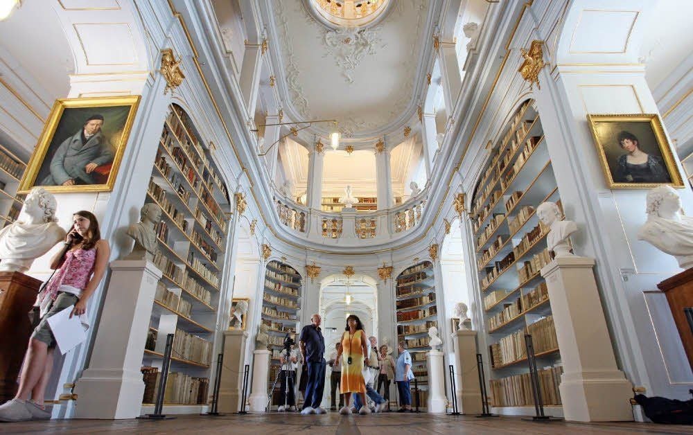 Ein Blick in die Bibliothek, die nach der Herzogin Anna Amalia benannt ist. Rechts zu sehen ein Bildnis von Christiane Vulpius.